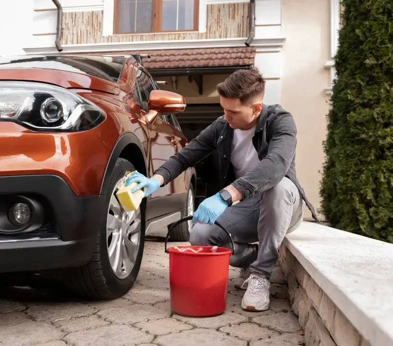 Lavage auto à domicile Chambost-Allières : professionnel intervenant sur un véhicule